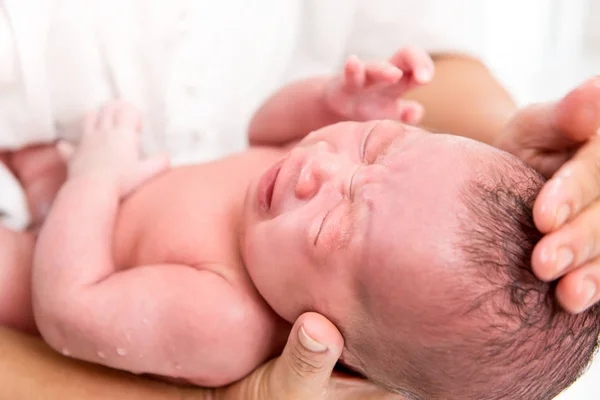 Купание и мытье волос новорожденного ребенка — стоковое фото