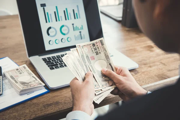 Empresário Contando Dinheiro Notas Iene Japonesas Mesa Trabalho Conceito Financeiro — Fotografia de Stock