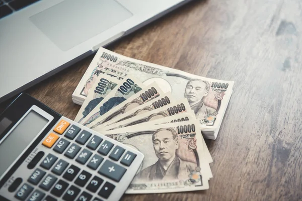 Dinero, billetes de yen japoneses, en la mesa de madera —  Fotos de Stock