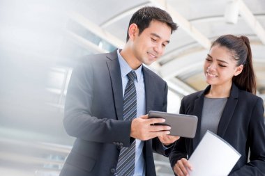 iş adamı ve iş kadını bakarak tablet pc