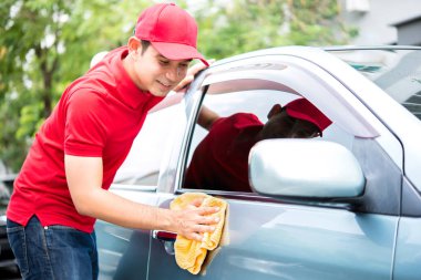 Araba temizlik kırmızı Üniformalı erkeklere