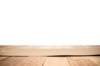 Kahverengi kağıt üzerinde ahşap masa