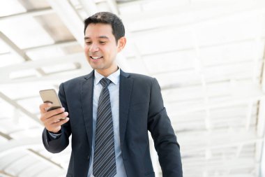 Asyalı işadamı akıllı telefon kullanıyor