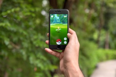 Pokemon Go oyunun açılması smartphone tutan el 