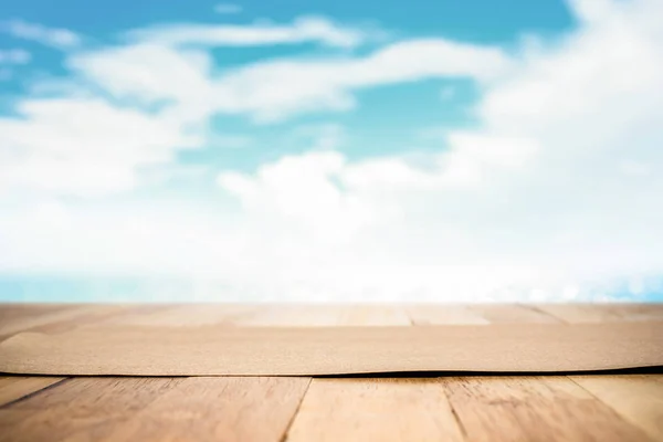 Brązowy papier na stół z drewna w rozmycie lato morze i niebo tła — Zdjęcie stockowe