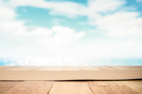 Papel marrón sobre tabla de madera en borroso mar de verano y fondo del cielo — Foto de Stock