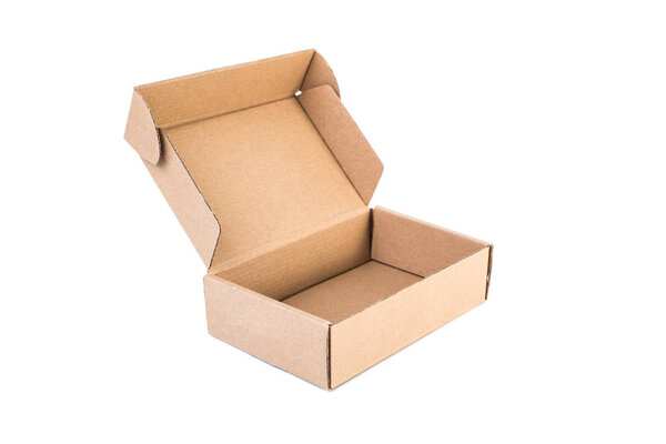 Открытая коричневая картонная коробка на белом фоне

