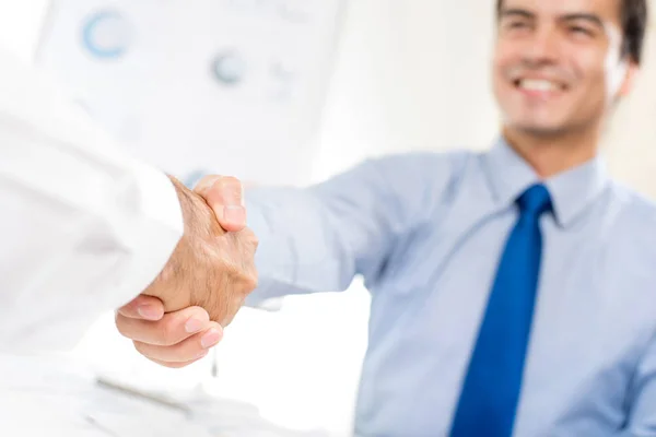 Businessmen making handshake — Stock Photo, Image