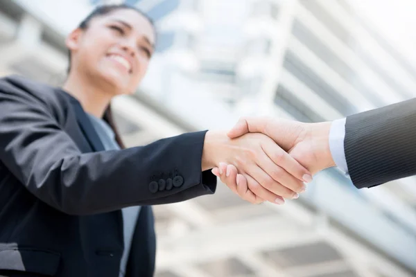 Businesswoman making handshake with a businessman — Stock Photo, Image