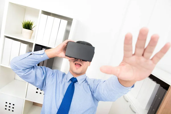 Empresário vestindo 3d realidade virtual (ou VR) óculos no de — Fotografia de Stock