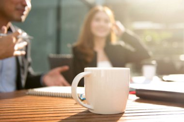Kahve Kupası (veya kupa) ile kafede masada arka plan bulanıklık