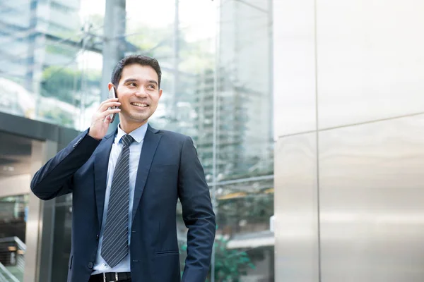 Aantrekkelijke Aziatische zakenman praten over mobilephone — Stockfoto