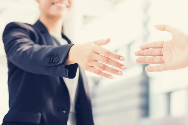 Бізнес-леді збирається зробити рукостискання з бізнесменом — стокове фото
