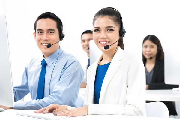 Asiatisches Callcenter-Team im Büro — Stockfoto