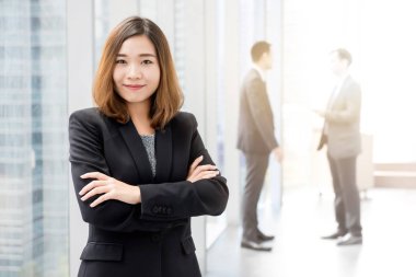 Ayakta ve office bui onun kollarında geçiş Asya iş kadını