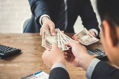 Para, Japonca yen banknotlar, ortağı için veren işadamı