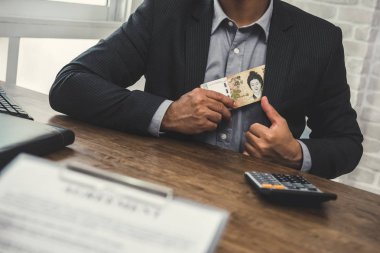 Banknot, onun Güney Koreli işadamı koyarak para kazandı