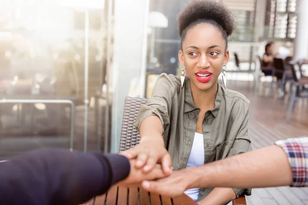 Gruppo di amici che si uniscono le mani in stack empowerin — Foto Stock