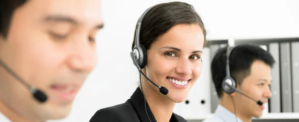 Leende attraktiva affärskvinna i callcenter — Stockfoto