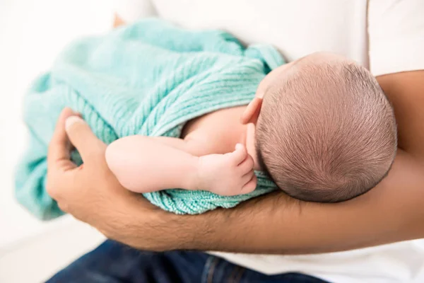 Новорожденный ребенок на руках отца — стоковое фото