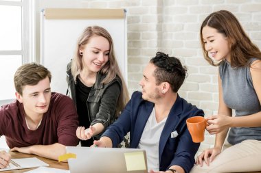 Grup çalışması birlikte tartışmaya çok ırklı üniversite öğrencileri