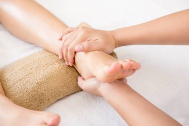 Terapist veren geleneksel bir kadına ayak masajı 