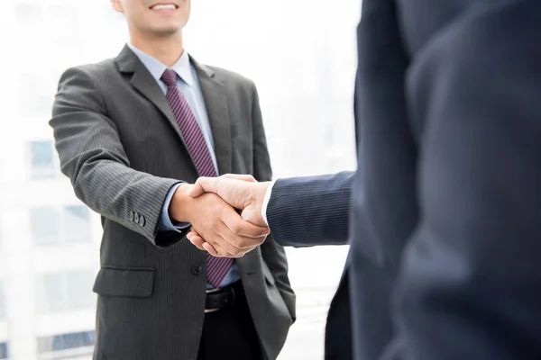Üzleti partnerek, így kézfogás - üdvözlés, a kereskedelem, a egyesülés egy — Stock Fotó