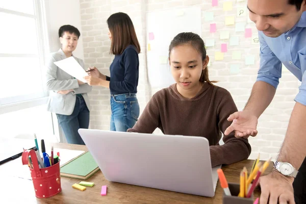 Üniversite öğrencileri ve proje tartışıyor öğretmen grup 