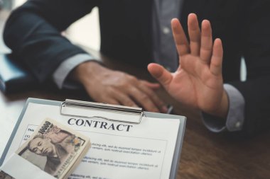 İşadamı ile sözleşme gelen para reddetme 