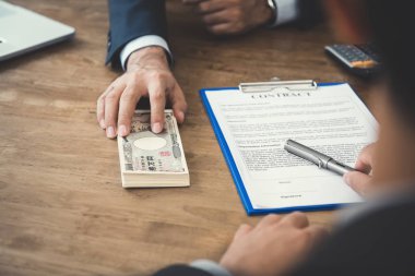 Para, Japonca yen banknotlar, ortağı için veren işadamı