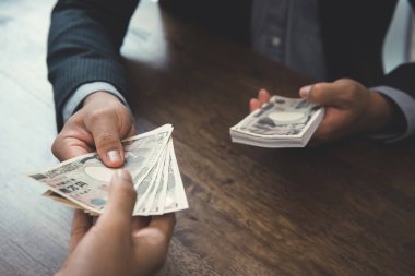 Para, Japonca yen banknotlar, ortağı için veren işadamı