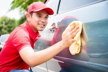 Servis personeli mikrofiber c ile araba temizlik kırmızı üniformalı otomatik
