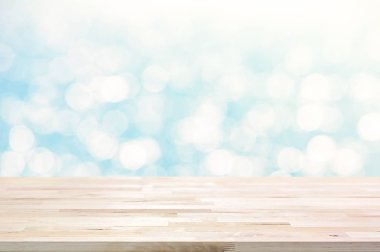 Ahşap masa üstü parlak beyaz mavi bokeh arka plan üzerinde