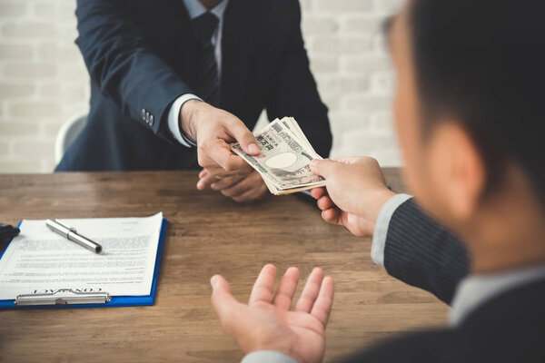 Бизнесмен, дающий деньги, японская иена, своему партнеру
 