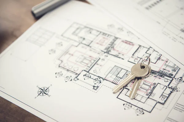 Hus nycklar på blueprint papper — Stockfoto