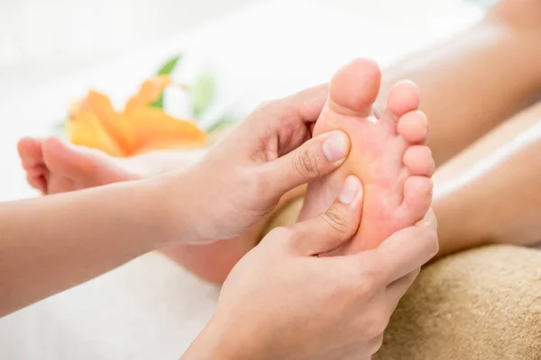 Professionelle Therapeutin mit traditioneller thailändischer Fußmassage — Stockfoto