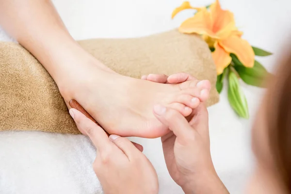 Thérapeute donnant massage des pieds à une femme — Photo