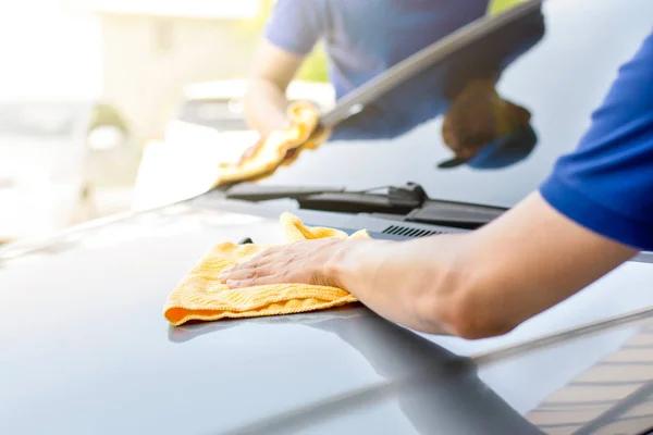 Auto service arbetstagare polering (rengöring) bil med microfiber cl — Stockfoto