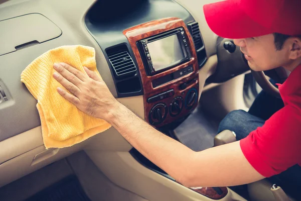 Un hombre limpiando el interior del coche — Foto de Stock