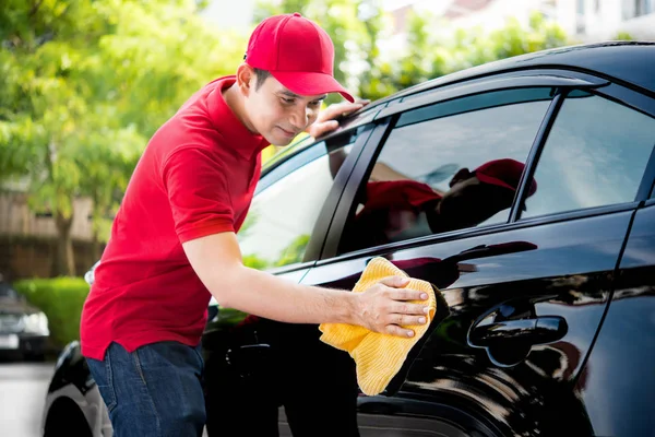 Personal de servicio automático en coche de limpieza uniforme rojo con microfibra c — Foto de Stock
