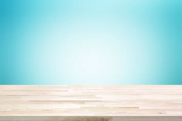Tampo da mesa de madeira no fundo abstrato gradiente azul claro — Fotografia de Stock
