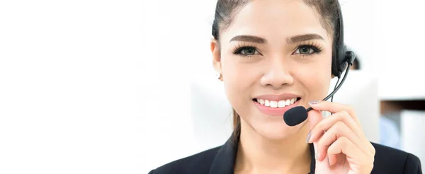 Lächelnde schöne Frau als Callcenter-Mitarbeiterin — Stockfoto