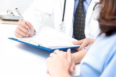 Not panoya kadın pat ile danışmanlık sırasında konuşan doktor