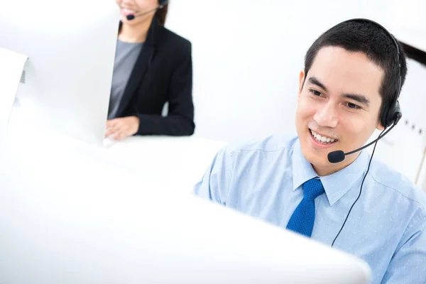 Jonge Aziatische zakenman werken als operator in callcenter — Stockfoto