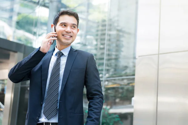 Aantrekkelijke Aziatische zakenman praten op mobiele telefoon — Stockfoto