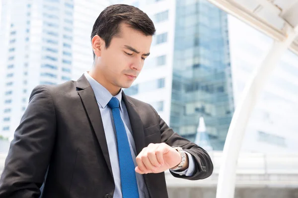 Zakenman kijken naar zijn horloge tijd controleren — Stockfoto