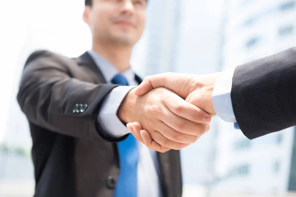 Affärsman gör handslag — Stockfoto