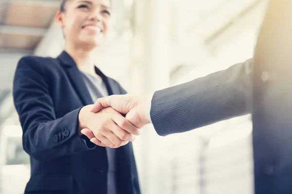 Sorrindo Jovem Empresária Fazendo Aperto Mão Com Empresário — Fotografia de Stock