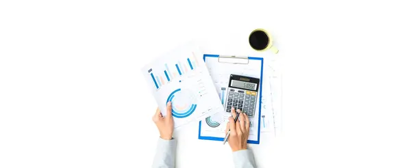 女性の手のトップビューホワイトテーブル上の財務グラフ文書を計算し データ分析の概念 パノラマバナーの背景 — ストック写真