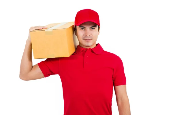 Entrega homem em uniforme vermelho transportando caixa de pacel — Fotografia de Stock